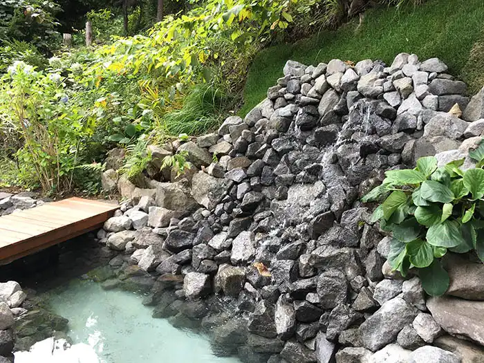 滝の水張り試験完了後の完成した様子