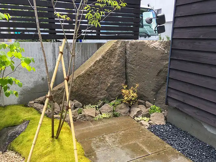 モダン和風の庭、軟石大岩