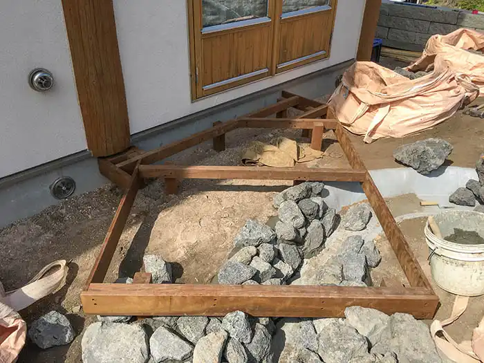 流れの上のウッドデッキ土台の様子