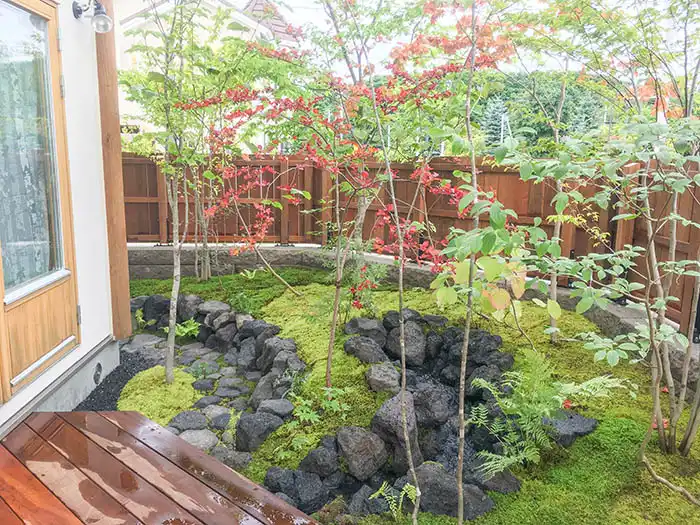 壮瞥石を使い、高低差があり流れのある落ち着いた雰囲気のビオガーデン