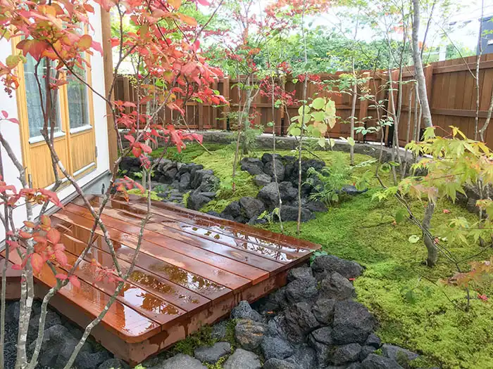 ビオガーデン流れの途中にデッキがせり出す様子