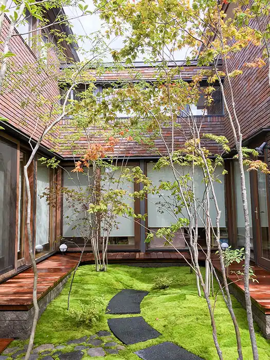 モダン和風の庭、中庭の縁台