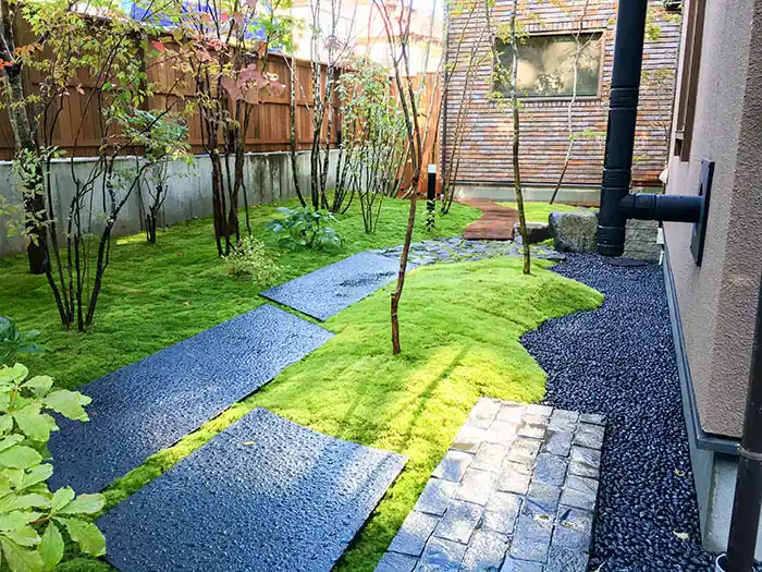 モダン和風の庭、苔と石敷