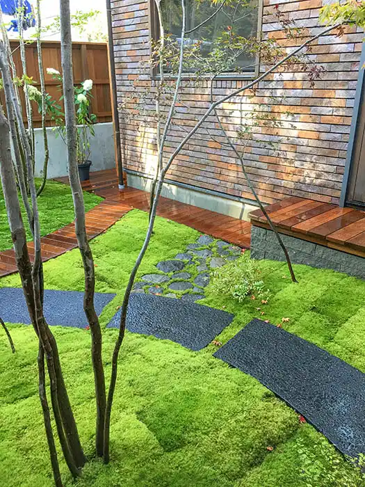 モダン和風の庭、木道と洗い出し