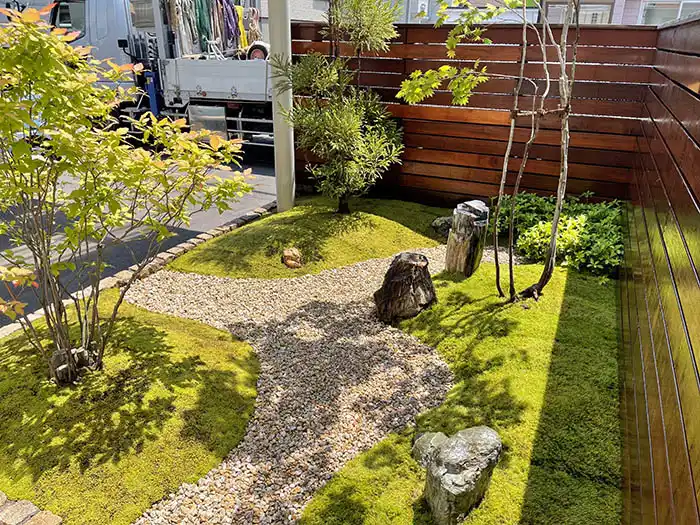 コンパクトでシンプルな枯山水の庭