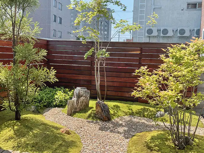 苔と砂利としなやかな植栽のシンプルな坪庭