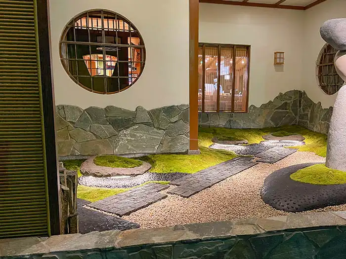 軟石の鉢を浮かせて配置