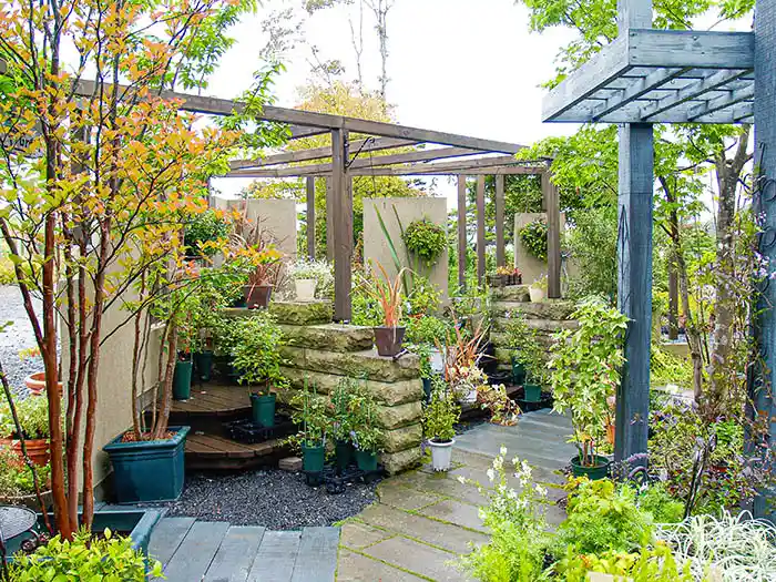 パーゴラと軟石積み